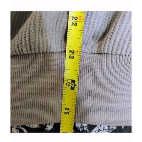 SHEIN Tan Long Sleeve with Star - Picture 7 of 7